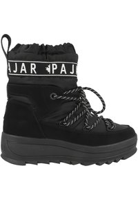 Stivale invernale nero con altezze imbottite, colletto elastico, fascia con logo a contrasto e suola in gomma texturizzata. Presenta lacci e pannelli testurizzati.