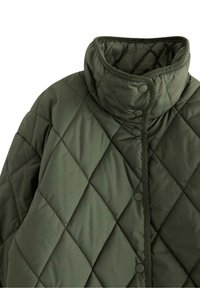 Giacca imbottita verde con colletto alto e bottoni a pressione, presenta un motivo a diamante che evidenzia la sua morbida texture imbottita.