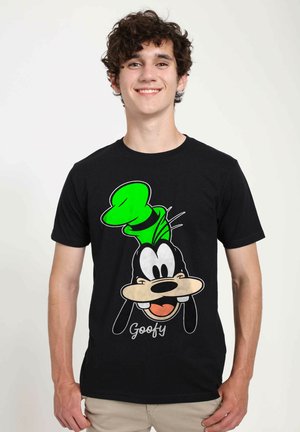 Zwarte T-shirt met een afbeelding van een cartoon hond met een groene hoed. Het ontwerp bevat gezichtskenmerken en de tekst "Goofy" eronder.