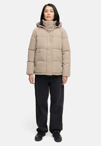 Veste matelassée beige avec un col montant et une capuche, dotée de cordons roses. La veste présente un design matelassé et une coupe droite.