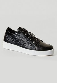 Czarne skórzane sneakersy z teksturowanym wykończeniem, okrągłym noskiem, białą gumową podeszwą oraz metalicznym logo na języku.