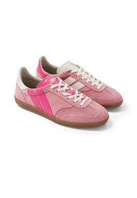 Paire de baskets basses en suède rose avec lacets blancs, semelles en gomme, et bandes latérales contrastées rose et beige.