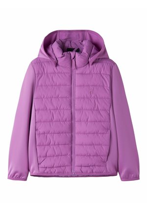 Fioletowa kurtka z kapturem, z pikowaną przednią częścią, gładkimi rękawami i pełnym zamkiem błyskawicznym z przodu.