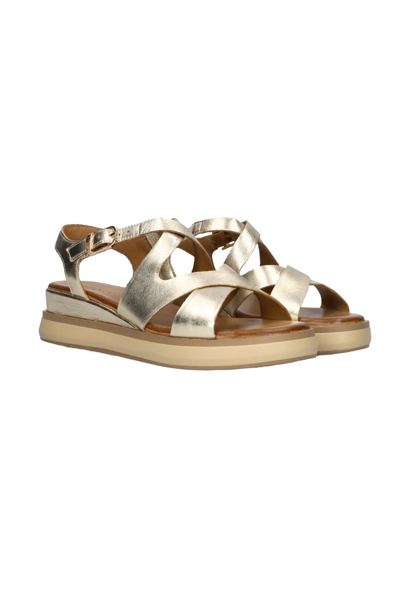 Metallic gouden sandalen met kruislingse banden, open teen, verstelbare enkelband en een bicolor zool in crème en bruin.