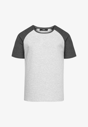 Kurzärmeliges T-Shirt mit einem hellgrauen Körper und dunkelgrauen Raglanärmeln. Leichtes Baumwollgewebe mit Rundhalsausschnitt und glatter Textur.