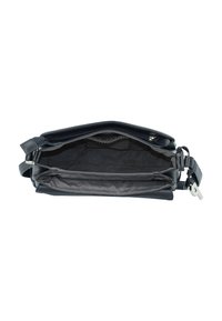 Offene schwarze Lederhandtasche mit mehreren Fächern, Reißverschlussverschluss und an der Riemenschnalle befestigten Schlüsseln.