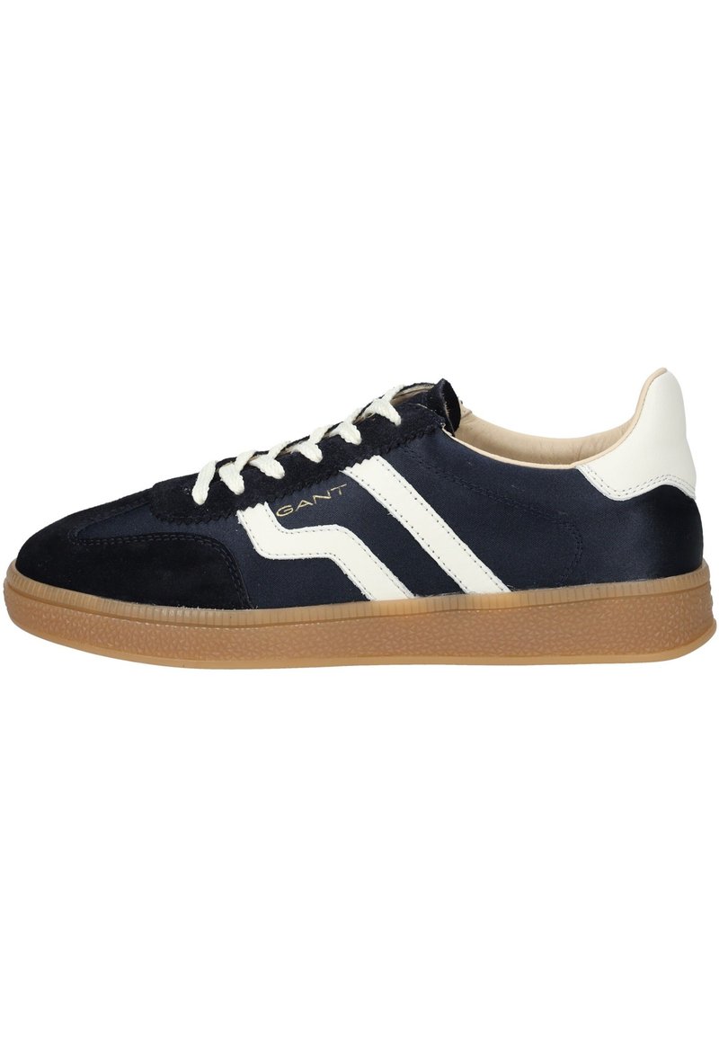 Granatowe zamszowe sneakersy z białymi skórzanymi akcentami, okrągły czubek, teksturowana gumowa podeszwa oraz kontrastowe paski po bokach. Widać sznurowadła i miękką podszewkę wewnętrzną.