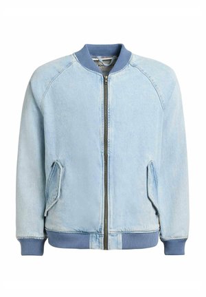 Jasny niebieski bomber z denimu z prążkowanym kołnierzem, mankietami i dołem, zamkiem błyskawicznym na przodzie oraz ukośnie ustawionymi kieszeniami z patkami po obu stronach.