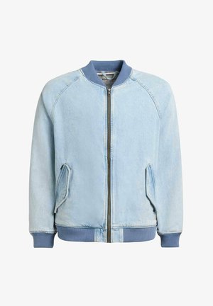 Lyseblå denim bomberjakke med ribstrikket krave, manchetter og linning, lynlås foran og skrå lommer med klap på begge sider.
