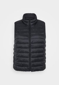 Juodas pūstas liemenė su aukštu apykakle ir priekiniu užtrauktuku. Yra horizontalių siūlių ir lygus, blizgus audinio paviršius.