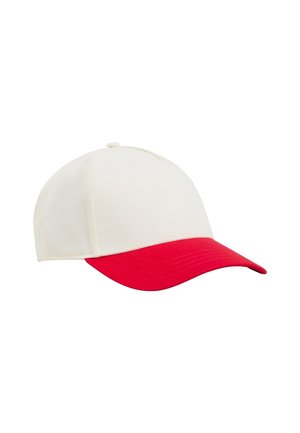 Czapka z daszkiem z białą koroną i zakrzywionym czerwonym daszkiem, prezentowana na jednolitym białym tle.