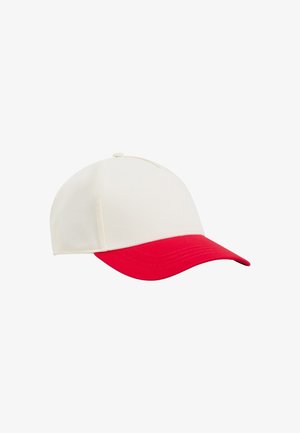 Czapka z daszkiem z białą koroną i zakrzywionym czerwonym daszkiem, prezentowana na jednolitym białym tle.