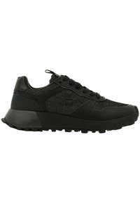 Baskets de sport noires avec tissu texturé et surpiqûres synthétiques, fermeture à lacets, talon rembourré et semelle épaisse en caoutchouc avec motif de bande de roulement.