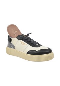 Sneaker con una toma in pelle nera e crema, dettagli grigio testurizzato, suola spessa beige e soletta con marchio. Ha un design con lacci.