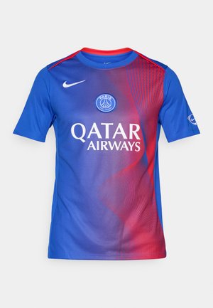 Blå sportstrøje med røde accenter, der har buede linjer, Nike-logo og teksten "QATAR AIRWAYS". Lavet af åndbart stof.
