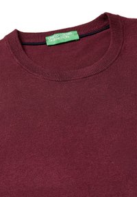 Bordowy sweter z okrągłym dekoltem, wykonany z miękkiego, fakturowanego materiału. Posiada zieloną metkę z logo "United Colors of Benetton".