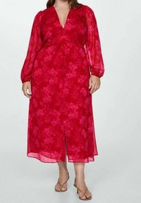 Rotes florales Maxikleid mit langen, transparenten Ärmeln, V-Ausschnitt und gebundenem Taillenband; verfügt über einen hohen Schlitz bis zum Oberschenkel und einen weichen, leichten Stoff.