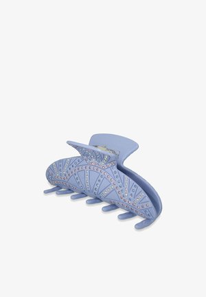 Lichtblauwe haarclaw met een waaierdesign, versierd met kleine rhinestones, met vijf tanden voor grip en een stevige hold.