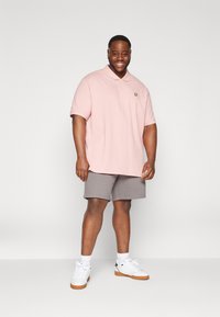 Lyle & Scott PLAIN - Poloshirt - palm pink