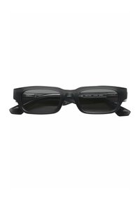 Gafas de sol negras rectangulares con lentes tintados en gris oscuro y un acabado mate. Presenta patillas gruesas y rectangulares con un sutil logo.