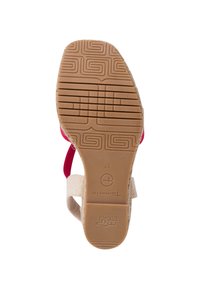 Lyserød og beige sandal med en tekstureret gummisål og stropdesign; inkluderer et mærkelogo og størrelseangivelse på sålen.