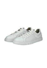 Witte sneakers met een glad leren bovenwerk, een geperforeerde zijpaneel, ronde neus, platte veters en een getextureerde rubberen zool.