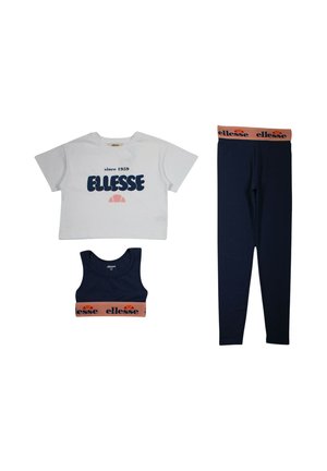 Top corto bianco a maniche corte con logo blu navy, reggiseno sportivo blu navy e leggings blu navy abbinati con bande elastiche pesca brandizzate in vita.
