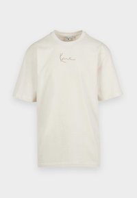 Schlichtes offwhite T-Shirt mit kurzen Ärmeln, rundem Ausschnitt und kleinem beigen kursivem Logo mittig auf der Brust.