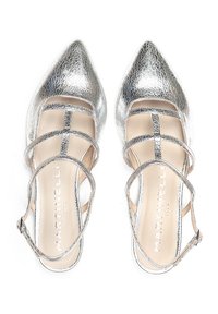 Zapatos de tacón alto de punta afilada en plata metálica con correas entrelazadas. Parte superior texturizada, plantilla beige suave, y logo sutilmente visible.