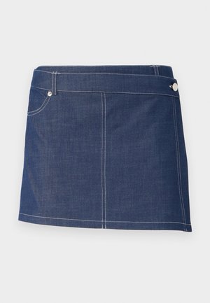 Denimminiskjørt i mørkeblått med hvite sømmer, med en enkelt frontlomme og metallknapplukking i midjen.