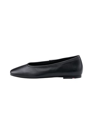 Ballerine en cuir noir avec un bout pointu, texture lisse, design minimaliste et un petit talon. Présente un subtil accent contrastant sur la semelle.
