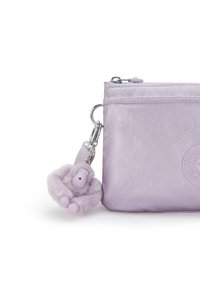 Lilla nylonpung med en tekstureret overflade, der har en nøglekæde-abekat charme. Glat lynlås lukning og en cirkulær logoaccent.