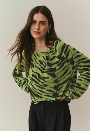 TWIST NECK LONG SLEEVE - Pusero - green animal print