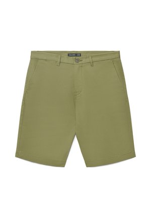Shorts vert olive longueur genou avec passants de ceinture, fermeture par bouton et fermeture éclair, et poches latérales, posés à plat sur fond blanc.