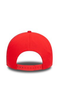 Punainen baseball-lippis, jossa on teksturoitu kangas, litteä lippa ja säädettävä muovihihna takana. Suora pinta ilman kuvioita.