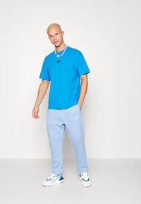Nike Sportswear TEE - T-shirt básica - light photo blue/black