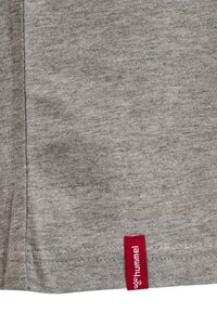 Grå bomulls T-shirt med en texturerad yta och en röd varumärkesetikett sydd vid fållen. Standard passform med korta ärmar och rund hals.