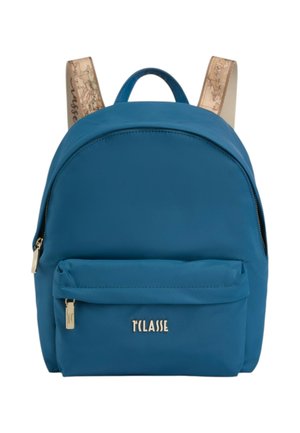 Zaino blu con tasca frontale con cerniera, tiretti delle cerniere dorati, logo "T CLASSE" e spallacci beige con motivo di mappa vintage.