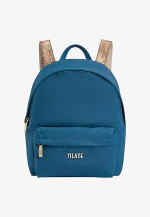 Zaino blu con tasca frontale con cerniera, tiretti delle cerniere dorati, logo "T CLASSE" e spallacci beige con motivo di mappa vintage.