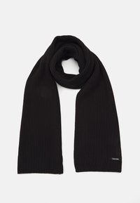 Sciarpa nera a coste realizzata in materiale morbido, con un design a maglia spessa e un piccolo etichetta con il logo Calvin Klein su un'estremità.