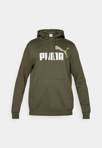 Oliven grøn hoodie med en frontlomme, snoretræk i hætten og stort hvidt "PUMA" logo med et accentlogo. Materialet er en bomuldsblanding.