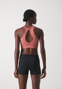 Nike Performance TWIST BRA - Neliela atbalsta sporta krūšturis - canyon pink