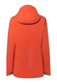 Giacca impermeabile arancione con cappuccio, dotata di punti riflettenti sul retro inferiore e accenti grigi sulle maniche. Texture liscia, design moderno.