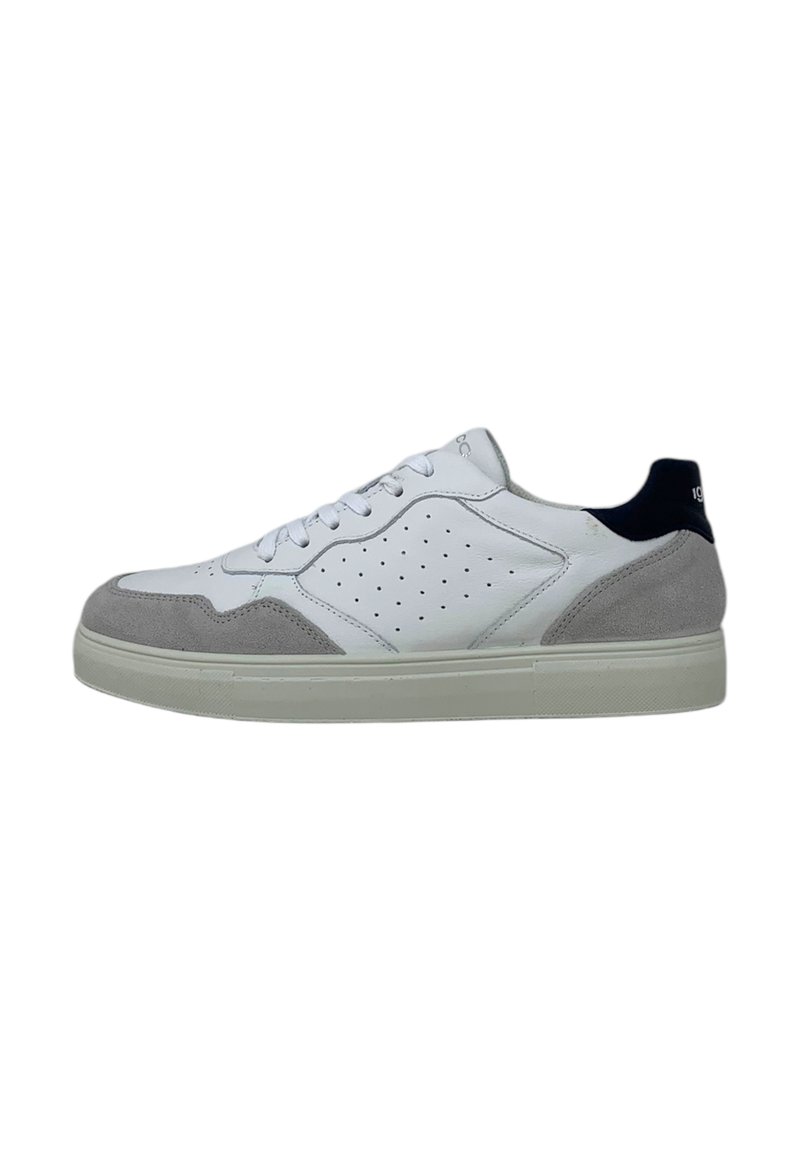 Sneakers bianchi con accenti in suede grigio, punta tonda, dettagli perforati sui lati e lacci bianchi. Suola in gomma solida.