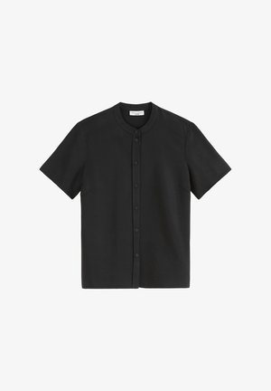 Maglietta nera a maniche corte con scollo rotondo e chiusura frontale a bottoni. Tessuto liscio di un colore uniforme, senza motivi o dettagli visibili.