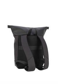 Sac à dos noir à rabat avec un corps texturé, un panneau arrière en mesh et des bretelles rembourrées. Dispose d'une boucle supérieure et de bretelles ajustables pour un meilleur ajustement.
