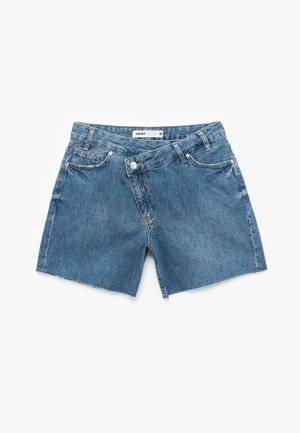 Shorts en denim bleu avec ourlet brut, poches avant, passants de ceinture, fermeture à bouton et taille asymétrique, taille 36.