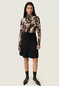 Soaked in Luxury SLHANADI PRINTED ROLLNECK LS - Longsleeve - chocolate torte leave print