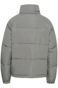 Puffjakke med høy krage, med et strukturert mønster i marineblå og kremfarget houndstooth. Quiltede sektioner gir isolasjon.