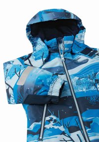 Chaqueta de invierno azul y blanca que presenta una capucha, puños elásticos, cierre de cremallera en la parte delantera y patrones abstractos que recuerdan a paisajes cubiertos de nieve.